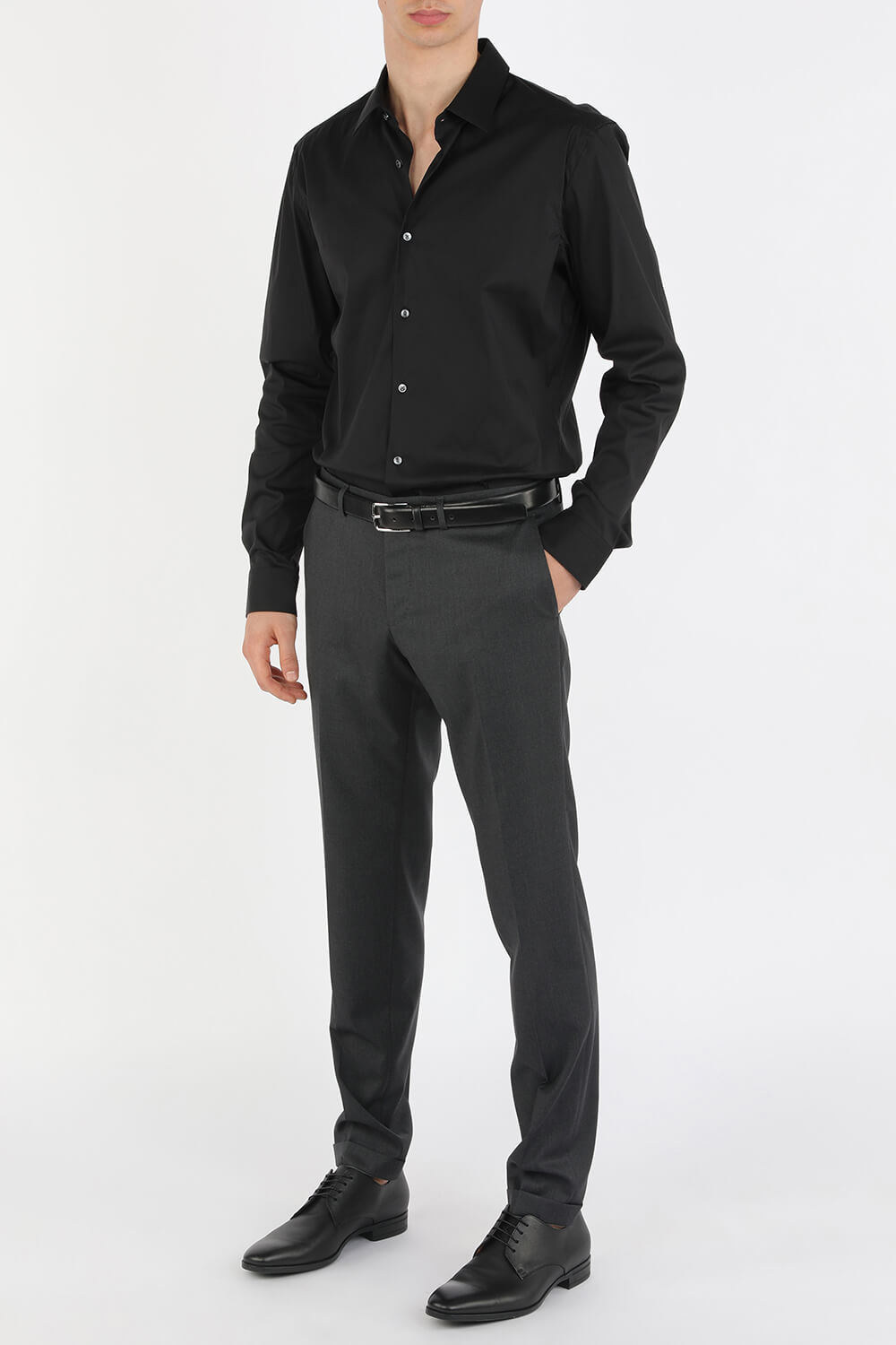 חולצה מכופתרת שחורה עם שרוולים ארוכים